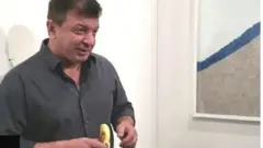 শিল্পকর্ম থেকে কলাটি খুলে খেয়ে ফেলেন ডেভিড ডাটুনা