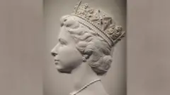 Kraljičin gipsani odliv koji je napravio Arnold Mečin