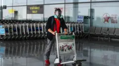 Ảnh minh họa một hành khách tại sân bay Nội Bài.