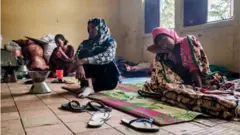 عائلات شردها القتال الدائر شمالي إثيوبيا تأوي في مدرسة بمدينة ديسي.