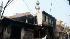 দিল্লির একটি মসজিদে আগুন দিয়ে মিনারে হিন্দু পাতাকা উড়িয়ে দেওয়া হয়েছে
