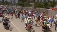 Kaakiri orilẹede agbaye ni wahala ati ipayinkeke ọṣẹ awọn atipakọ ọlọpaa ti n waye.