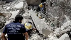 Beyaz Baretliler, Pazar günü düzenlenen saldırının ardından yıkıntıların altında hayatta kalan olup olmadığına bakıyor