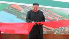 කිම් ජොන්ග් අන් පොහොර කර්මාන්ත ශාලාවක් විවෘත කරමින් (මැයි 02දා)