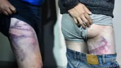 Detenidos tras ser liberados por la policía.