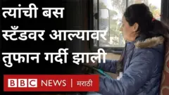 पूजा जम्मूच्या बस स्टँडवर आल्या तेव्हा त्यांना पाहण्यासाठी तुफान गर्दी उसळली होती.