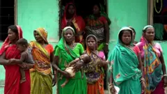 असारको अन्त्यमा आएको अविरल वर्षाका कारण घरबाट विस्थापित भएका सिरहाको प्रसाही गाउँका पीडित भन्छन्, आफ्नै घरमा गएर कहिले बस्न पाइएला?