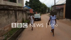 Ụmụakwụkwọ na-aga akwụkwọ n'Ọka