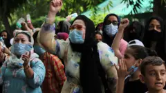 तालिबान के क़ब्ज़े के बाद से हज़ारों अफ़ग़ान नागरिक पड़ोसी देशों का रुख़ कर रहे हैं.