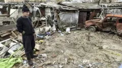 基輔居民面對戰爭破壞和鄰居的墳墓
