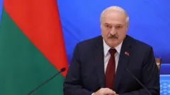 تمسك الرئيس البيلاروسي ألكسندر لوكاشينكو بتصلبه إزاء منتقديه بعد عام من إعادة انتخابه في اقتراع أثار احتجاجات عارمة في البلاد واجهتها السلطات بالقمع والسجن والنفي القسري.