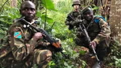 Umusirikare w'ingabo za UN (MONUSCO) ari kumwe n'abasirikare ba FARDC mu myitozo ya gisirikare mu ishyamba rya Mavivi (Beni, Nord-Kivu) mu kwa 12/2019