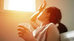 Жінка зі склянкою