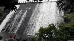खेम धरणाला 25 ठिकाणी गळती लागली आहे.