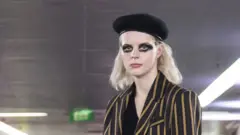 Una modelo en la Semana de la Moda de Melbourne, Australia, septiembre 2018