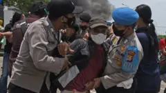 Polisi mengamankan pendemo