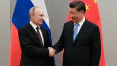 普京（左）與習近平（右）在巴西巴西利亞出席金磚五國領導人峰會時握手（13/11/2019）