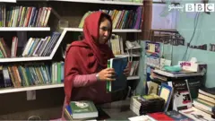 بصیره احمدي کابل کې کتابپلورنځی لري. نوي‌ او زاړه کتابونه پکې پلوري. د کتابونو بیې یې د بازار له نرخه ډېرې ټېټې دي.