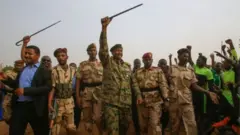 Jenerali Abdel Fattah al-Burhan (hagati) arongoye inama ya gisirikare utwara igihugu yarrishize hamwe n'abari mu myiyerekano mu gusagara ca Omdurman ku wa gatandatu