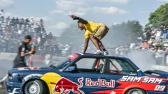 Le YouTuber et streamer en ligne Darren Jason Watkins Jr, plus connu sous le nom d'IShowSpeed, s'accroche au toit de la voiture de Samkeliso Samsam Thubane, également connu sous le nom de Sam Sam et athlète officiel de Red Bull, dans le sud de Johannesburg, le 2 janvier 2026.