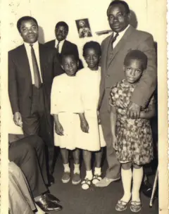 Uchegbu aparece com duas meninas, o pai e outros dois homens.