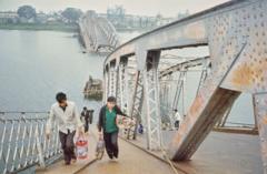 Cầu Trường Tiền, Huế bị quân đội miền Bắc phá hủy để rút quân trong trận chiến Tết Mậu Thân 1968 
