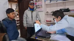 जिल्ला निर्वाचन कार्यालय मुस्ताङमा नयाँ मतदाता नामावलीका लागि बायोमेट्रिक सङ्कलन गर्दै निर्वाचन आयोगका कर्मचारी