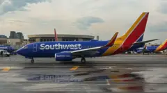 Avião azul da SouthWest na pista
