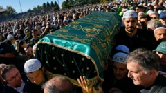 Cenazeye katılanlar arasında Türk pasaportu iptal edilen Enes Kanter de yer aldı