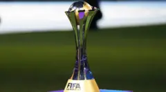 صورة تظهر مجسم بطولة كأس العالم للأندية التي أقيمت في عام 2023 في السعودية