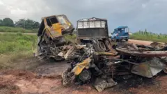 Ụgbọala Trailer na Camry ahụ gbara ọkụ