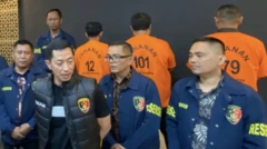 Dirkrimum Polda Banten Kombes Pol Dian Setyawan (tengah) memberikan keterangan pers terkait penetapan tiga tersangka dugaan minta proyek Rp5 triliun ke PT Chengdu atas pembangunan pabrik CAA di Mapolda Banten, Kota Serang, Jumat (16/5/2025).