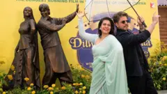 દિલવાલે દુલ્હનિયા લે જાયેંગે, શાહરુખ ખાન અને કાજોલ, લંડનના લેસેસ્ટર સ્કવેર ખાતે પ્રતિમા, બીબીસી ગુજરાતી સમાચાર, બોલીવૂડ સમાચાર,