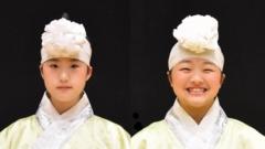 전통 의상을 입고 있는 오사카 건국학교 전통연희 동아리 '한소리' 학생들