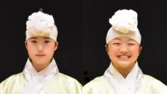 전통 의상을 입고 있는 오사카 건국학교 전통연희 동아리 '한소리' 학생들