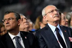 4 Kasım 2023 tarihinde Ankara’daki Ankara Spor Salonu’nda düzenlenen Cumhuriyet Halk Partisi’nin 38. Olağan Kurultayı’nda Kılıçdaroğlu (sağda) ve Özel yan yana görülüyor. 