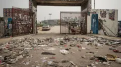 Aworan to n ṣafihan ibi ti ọpọ eeyan ti wa ṣaaju pẹlu idọti to kun ilẹ ibẹ