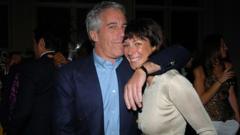 米司法省高官がマックスウェル受刑者と面会、エプスティーン元被告の協力者