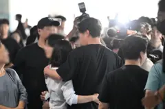  미국 이민당국에 의해 조지아주에 구금됐던 한국인 근로자가 12일 인천국제공항 제2여객터미널에서 가족과 상봉하고 있다