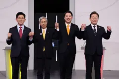 국민의힘 김문수(왼쪽부터)·민주노동당 권영국·개혁신당 이준석·더불어민주당 이재명 대선후보가 18일 서울 마포구 상암동 SBS 프리즘센터 스튜디오에서 열린 제21대 대선 1차 후보자 토론회 시작에 앞서 기념촬영을 하고 있다