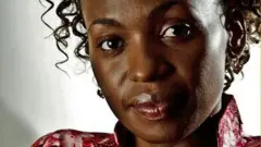 Terry Gobanga é uma mulher negra com cabelos cacheados