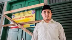 Masjid Ahmadiyah di Jawa Barat ditutup oleh pemerintah daerah dan polisi.
