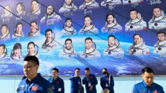 Bức tường với hình ảnh các phi hành gia Trung Quốc 