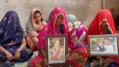 मृत महिलेच्या कुटुंबातले सदस्य 