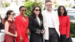 Soldan sağa Sugar Lyn Beard, Samira Wiley, Julia Louis-Dreyfus, Seth Rogen ve Abbi Jacobson açık havada, ayakta yan yana poz verirken. Hepsinin üzerlerinde şık kıyafetler var