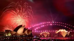 Ina ọdun tuntun ti wọn tan ni Opera House, ati lori afara Sydney Harbour, ni wakati mẹta ṣaaju ọdun tuntun