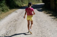 รูปเด็กหญิงเสื้อชมพู 