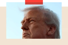El presidente de Estados Unidos, Donald Trump, observa mientras habla con la prensa.