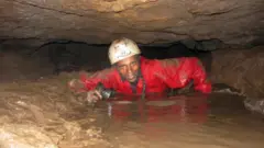 ናስር አህመድ ለአስር ዓመት ያህል በዚህ የሙያ መስክ ላይ ቆይቶ፣ ዋሻዎችን ተመራምሮ የደረሰብትን ግኝት በመጽሐፍ መልክ ሰንዶ አሳትሞታል።