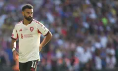 محمد صلاح، لاعب ليفربول، خلال مباراة درع الاتحاد الإنجليزي لكرة القدم لعام 2025 بين كريستال بالاس وليفربول على ملعب ويمبلي في لندن.